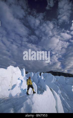 Ice Climber in piedi sul ghiacciaio Matanuska SC Alaska Foto Stock