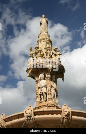 Città di Glasgow, Scozia. La regina Victoria statua sulla sommità del Arthur Pearce progettato Doulton Fontana. Foto Stock