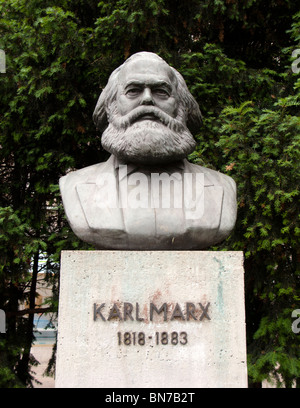 Busto di Karl Marx a Strausbergerplatz su Karl Marx Allee nella ex Berlino est Germania Foto Stock