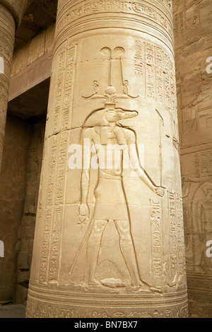 Bassorilievo sculture in alabastro del dio coccodrillo Sobek presso il Tempio di Horus e Sobek, Kom Ombo, Alto Egitto Foto Stock