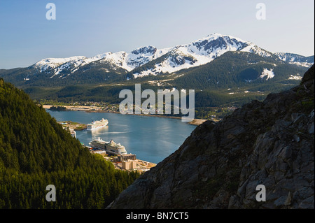 Un escursionista prende in vista del canale Gastineau, Mt. Jumbo, e il centro cittadino di Juneau dal lato di Mt. Roberts in Alaska, estate Foto Stock