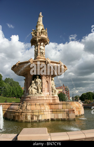 Città di Glasgow, Scozia. L'Arthur Pearce progettato Doulton Fontana e la ex Templeton fabbrica di tappeti. Foto Stock