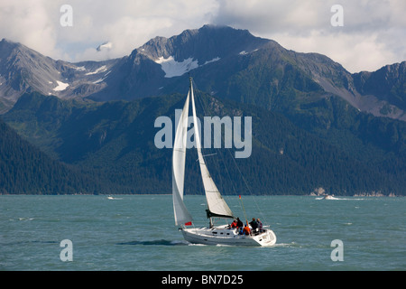 Vista panoramica di una barca a vela a vela attraverso la risurrezione Bay di Seward, Penisola di Kenai, Alaska Foto Stock