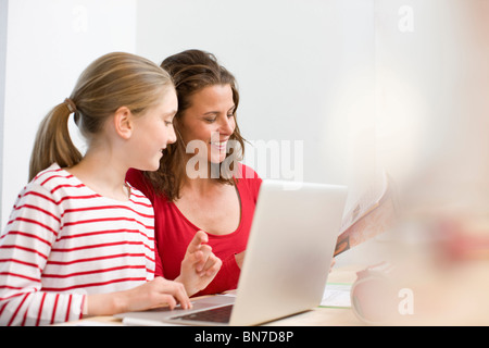 Madre e figlia facendo i compiti di scuola Foto Stock