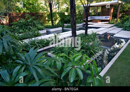 Una creazione di un tropicale esotico giardino foresta pluviale con funzione di acqua Foto Stock