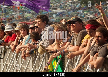 Guardare la folla Jack Johnson la riproduzione della fase della piramide presso il festival di Glastonbury 2010 Foto Stock