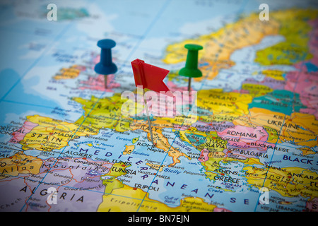 Tre perni incollata in una mappa dell'Europa. Foto Stock