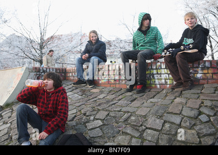 I ragazzi seduti su un muretto, Brema, Germania Foto Stock