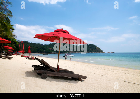 Red ombrelloni su Ao Thong Nai Pan Noi beach Koh Phangan Thailandia Foto Stock