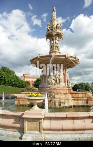 Città di Glasgow, Scozia. L'Arthur Pearce progettato Doulton Fontana e la ex Templeton fabbrica di tappeti. Foto Stock