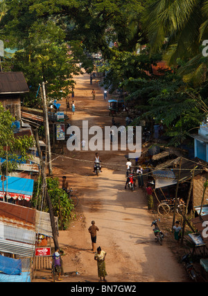 Frondose strade tropicale con architettura coloniale in Mawlamyaing o Mawlamyine, Stato Mon, sud della Birmania Foto Stock