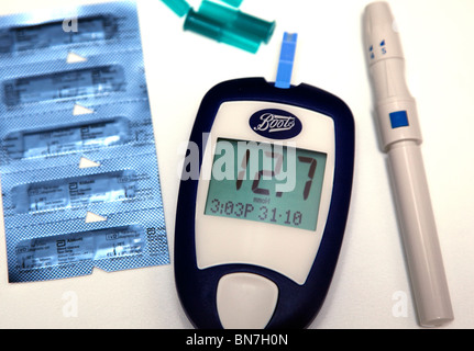 Monitor per misurare il livello di zucchero nel sangue a casa Foto Stock