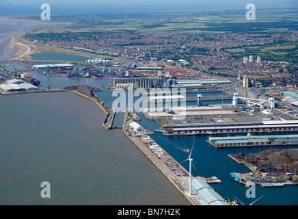 Liverpool Docks e sul fiume Mersey dall'aria, Nord Ovest Inghilterra, cercando downriver verso Bootle Foto Stock