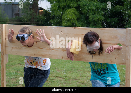 Gettando spugne a persone in stock come team building esercizio Foto Stock