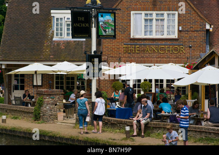 I clienti al di fuori dell'Anchor Pub Pyrford Surrey in Inghilterra Foto Stock