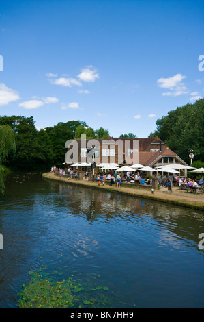 L'Anchor Pub sul fiume Wey a Pyrford Surrey in Inghilterra Foto Stock