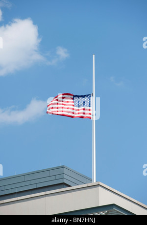 Stati Uniti d'America bandiera a metà al di sopra del montante ambasciata americana a Berlino Germania Foto Stock