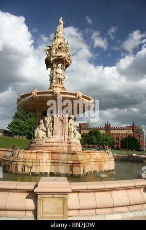 Città di Glasgow, Scozia. L'Arthur Pearce progettato Doulton Fontana e la ex Templeton fabbrica di tappeti. Foto Stock