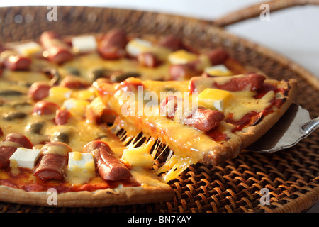 Salsiccia e formaggio pizza Foto Stock