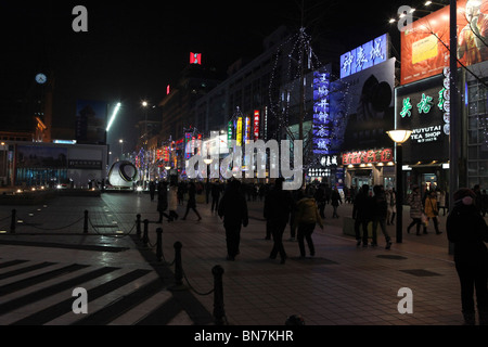 Cina, Pechino, Dongcheng District, luci al neon su Wangfujing Dajie - Pechino il Premier Shopping Street Foto Stock