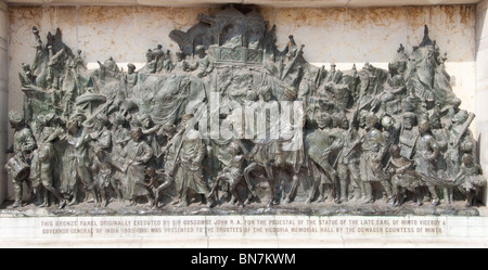 Dettaglio del pannello in bronzo eseguito da Sir John Goscombe R.A., al Victoria Memorial - Kolkata (Calcutta), West Bengal, India. Foto Stock