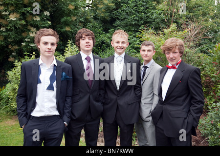 Cinque ragazzi adolescenti vestito e pronto per andare alla loro scuola Prom, Cambridgeshire, Regno Unito Foto Stock