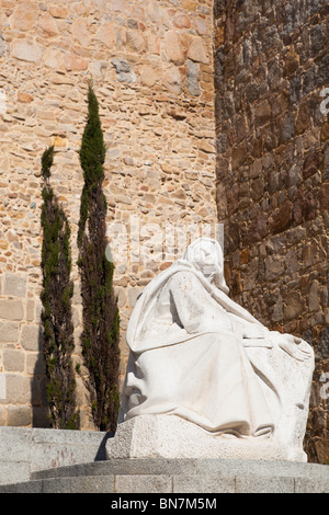 Avila, provincia di Avila, Spagna. Statua di santa Teresa dalla Puerta del Alcazar Foto Stock