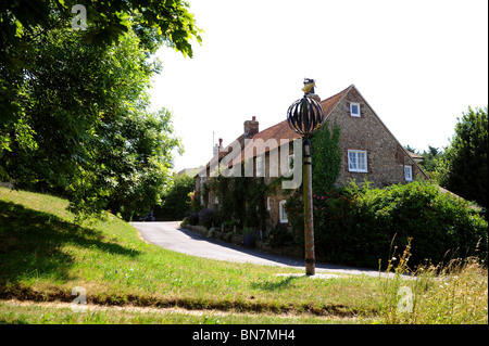 Segno del millennio presso il villaggio di Piddinghoe vicino Newhaven sul fiume Ouse in East Sussex Regno Unito Foto Stock