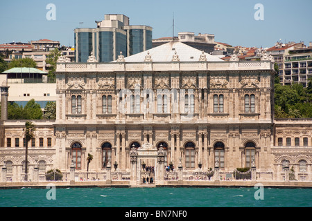 Palazzo Dolmabahce, accanto il Bosforo, Istanbul, Turchia Foto Stock