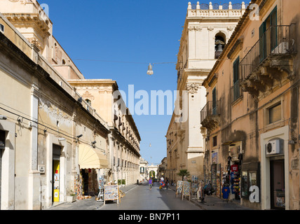 I negozi di Corso Vittorio Emanuele, la strada principale del centro storico della città, noto, il sud della Sicilia, Italia Foto Stock