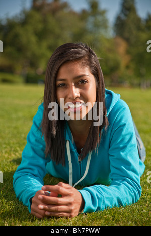 15-16 anni anni ragazza americana.riflessivo dreaming seduta signor © Myrleen Pearson Foto Stock