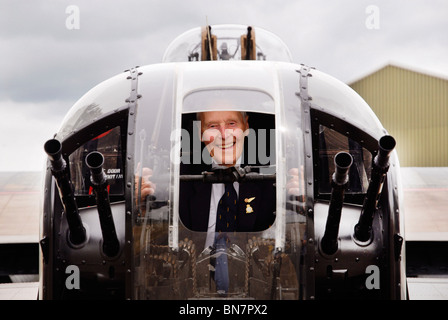 Estremità di coda Charlie.... Lancaster veterano Flt sergente Jim McGillvray, gunner torna in Lancaster bomber Foto Stock