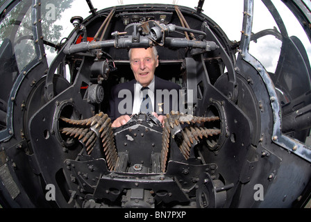 Estremità di coda Charlie.... Lancaster veterano Flt sergente Jim McGillvray, gunner torna in Lancaster bomber Foto Stock