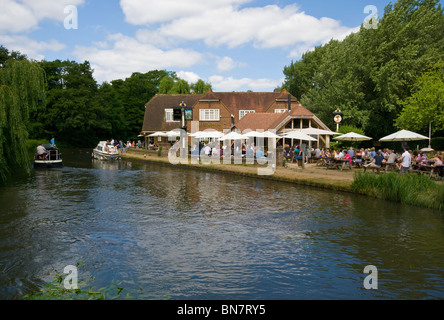 L'Anchor Pub sul fiume Wey Pyrford Surrey in Inghilterra Foto Stock