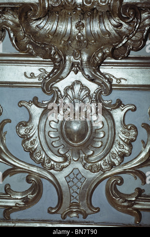 Rococò in argento dorato tavolo console 1739 da Francois de Cuvillies (1695-1768), Spiegelsaal Amalienburg Monaco di Baviera, Germania. Dedtail. Foto Stock