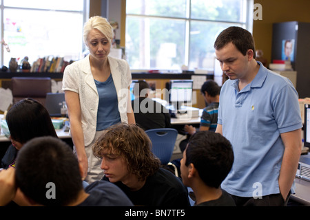 Anglo femmina e maschio angolo di alta scuola docenti di lingua inglese di team-insegnare nelle aule di grandi dimensioni Foto Stock