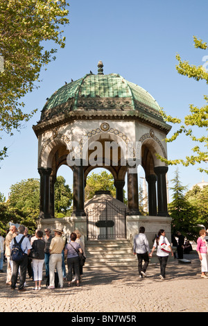 I turisti che visitano il Neo bizantina Fontana tedesco, Alman Cesmesi, nell'Ippodromo, Istanbul, Turchia Foto Stock