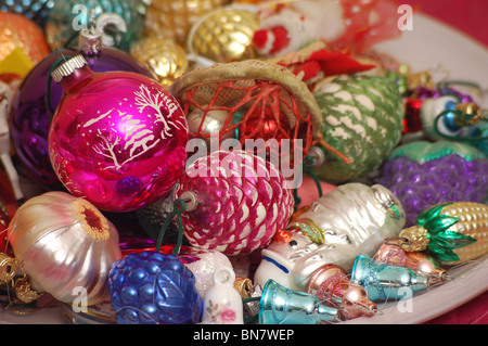 Addobbi natale assortimento con colori luminosi vicino. Foto Stock