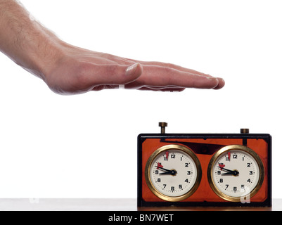 Mano che spinge a scacchi orologio Foto Stock