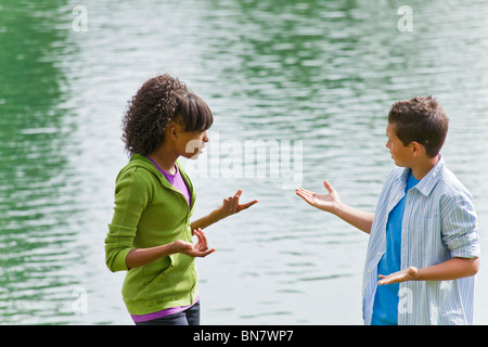 California multi etnico razziale etnicamente diversi e ragazza ragazzo teens appendere fuori a parlare mano gesticolando. Signor © Myrleen Pearson Foto Stock