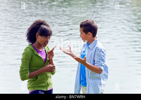 14 15 16 anno anni multi etnico razziale etnicamente diversi adolescenti African American Caucasian parlando entusiasta conversazione signor ©Myrleen Pearson Foto Stock