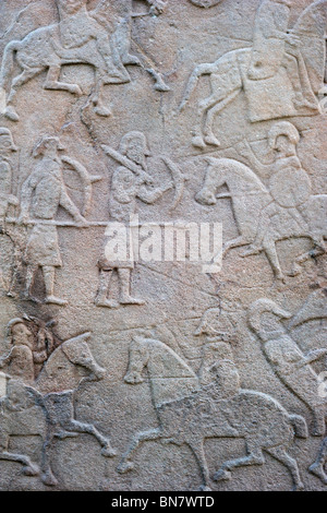 Dettaglio della scena di battaglia sulla parte posteriore del Aberlemno Kirkyard lastra trasversale, una pietra Pictish in Scozia, Regno Unito Foto Stock