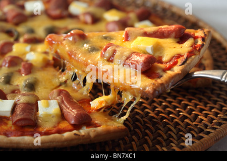 Salsiccia e formaggio pizza Foto Stock