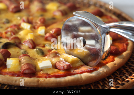 Salsiccia e formaggio pizza Foto Stock
