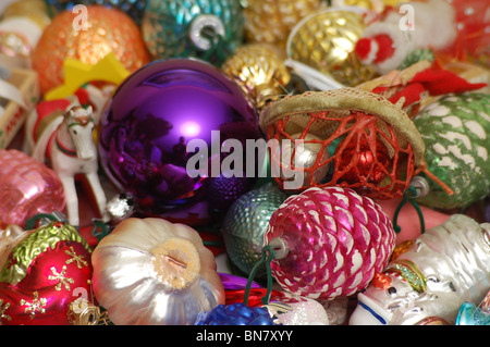 Addobbi natale assortimento con colori luminosi vicino. Foto Stock