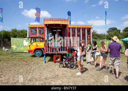 Il Circo di insetto Museum presso il festival di Glastonbury 2010 Foto Stock