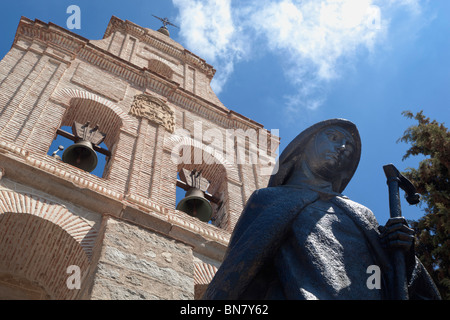 Avila, provincia di Avila, Spagna. Statua di santa Teresa al di fuori del convento del XV secolo di Encarnación Foto Stock