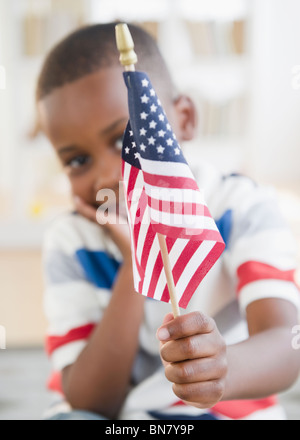 Black Boy azienda piccola bandiera americana Foto Stock