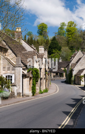 Strada principale nel pittoresco villaggio di Castle Combe, Cotswolds, Inghilterra presi in una bella giornata Foto Stock