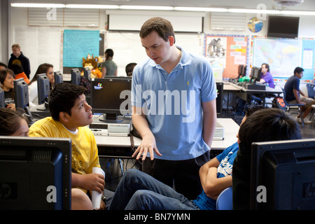Anglo maschio della High School insegnante di inglese parla con gli studenti in aula Foto Stock